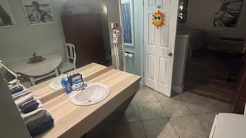 Haartrockner, Handtücher, Seife, Toilettenpapier