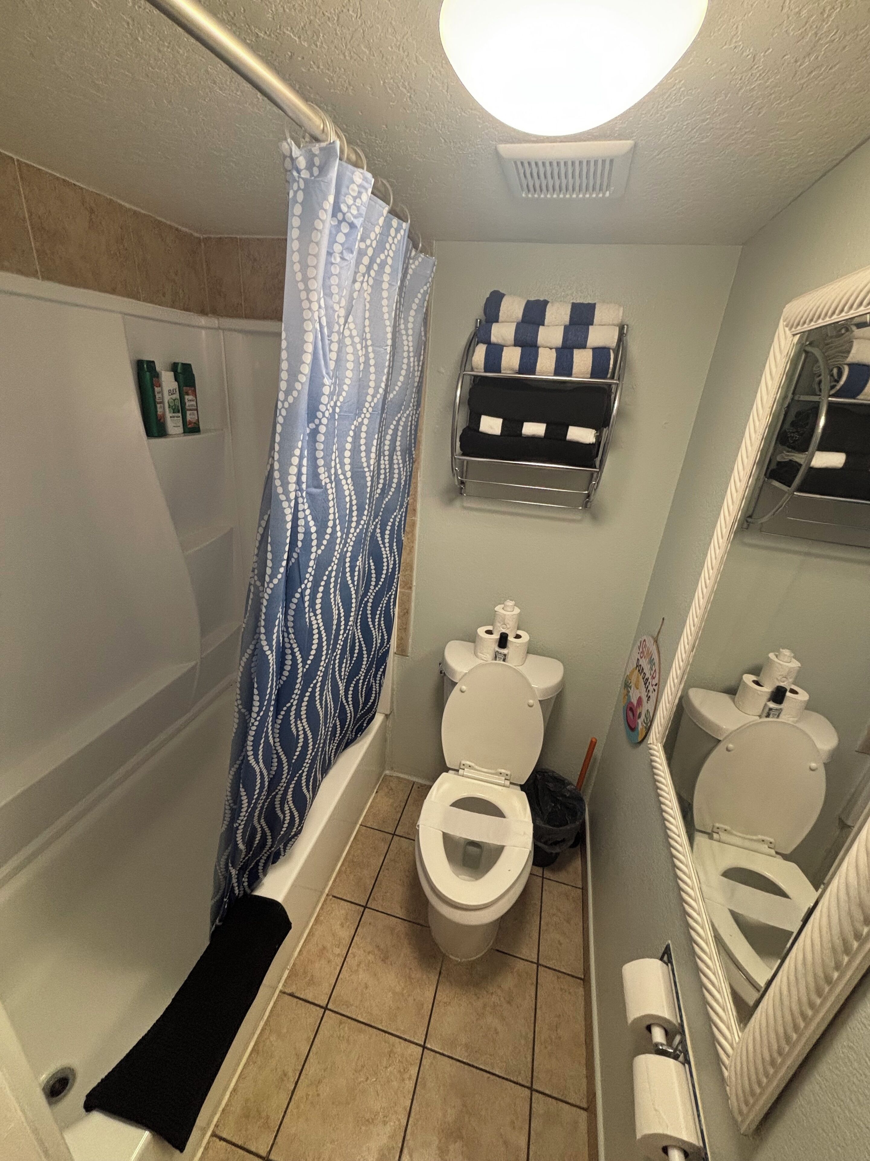 Haartrockner, Handtücher, Seife, Toilettenpapier