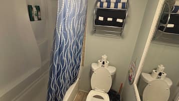 Haartrockner, Handtücher, Seife, Toilettenpapier