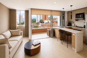Eine moderne Wohnung mit Wohnbereich, Küche und einem Balkon mit Blick auf die Stadt.