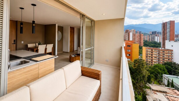 Eine moderne Wohnung mit Balkon, Essbereich und Küche.