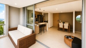Ein modernes Wohnzimmer mit Sofa, Essbereich und Küche.