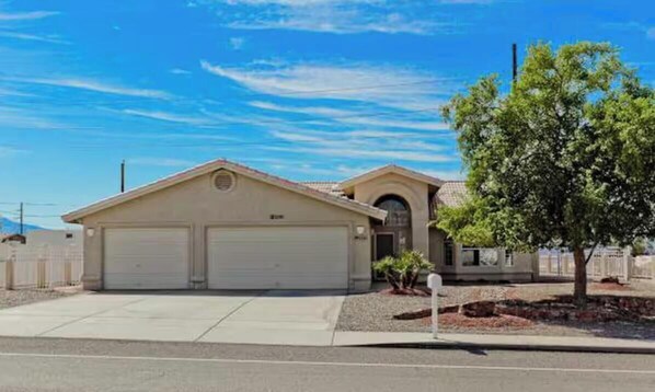 Exterior - Lake Havasu City - Contemporary Modern Home with Beautiful Lake View (Lake Havasu City)