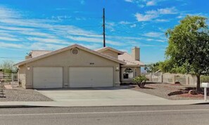 Exterior - Lake Havasu City - Contemporary Modern Home with Beautiful Lake View (Lake Havasu City)