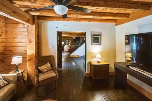 Walk to Cushing Academy ! Sleeps 10