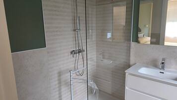 Classic Double or Twin Room | Bathroom