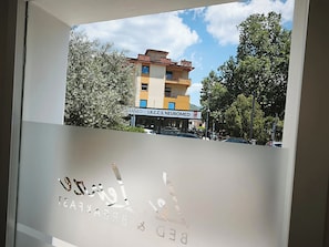 A building with a sign that reads 'I.R.C.C.S. NEUROMED' and a window with a partial view of a sign that says 'BED & BREAKFAST.' - le lenze (Pozzilli)