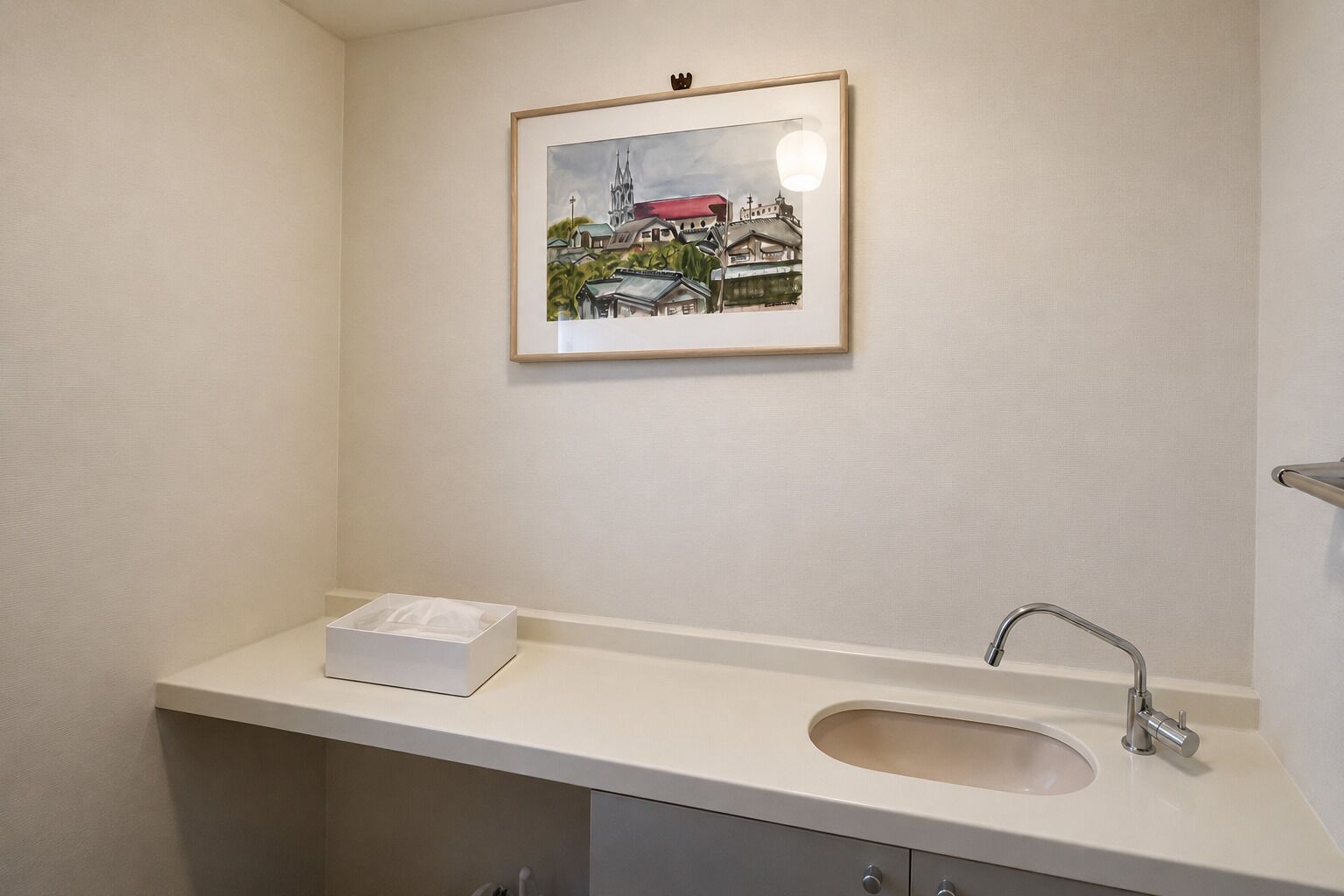 Een haardroger, een bidet, handdoeken, zeep