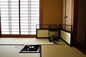 A tatami mat room with a shoji screen, a tatami mat floor, a low table with a tea set, and a traditional Japanese room divider. - Open special price / Shodoshima Island in the Seto Inland Sea / Shikai with a view of the beauty of many islands / Rental of a building / Grand piano / Tea ceremony room / Welcome drink / Pick-up service at ports and sightseeing spots on request / Free fe (小豆郡土庄町伊喜末)