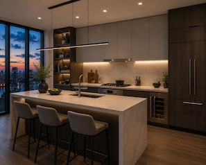 Una cocina moderna con una isla grande, taburetes de bar, vistas a la ciudad y armarios empotrados.