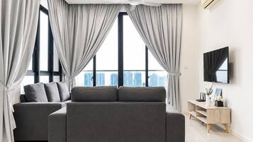 Departamento, 3 habitaciones | Área de sala de estar | Televisión LCD de 32 pulgadas con canales por cable y tenis de mesa