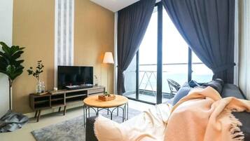 Apartamento, 3 quartos | Área de estar | TV LCD 32 polegadas com canais a cabo, mesa de pingue-pongue