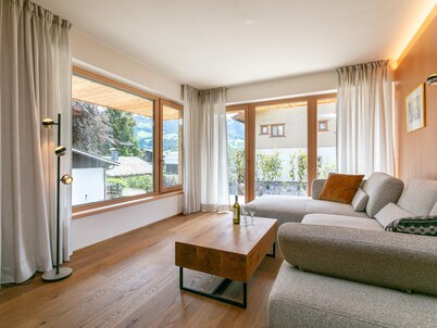 Luxury apartment, 600m to Hahnenkamm & ski lift.