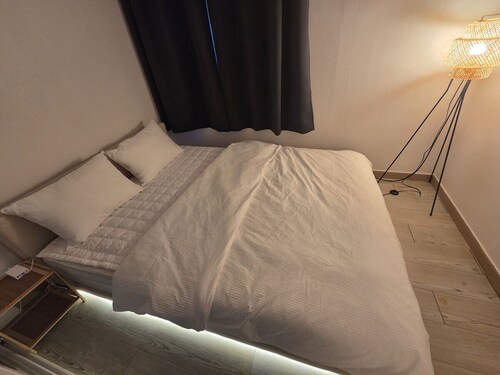 Cozy 1-bedroom apartment in tranquil Seoul with AC near Metro Line 2 & 5