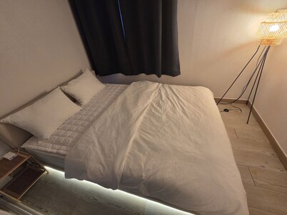 Cozy 1-bedroom apartment in tranquil Seoul with AC near Metro Line 2 & 5