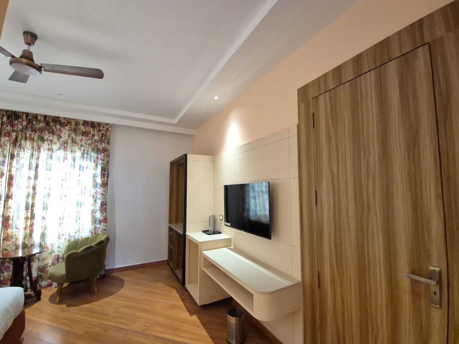 Deluxe Double Room, City View | Living area | 43-inch Smart TV with digital channels