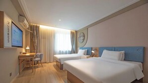 A hotel room with two beds, a desk, and a TV. - Home Inn (Xi'an Big Wild Goose Pagoda Xiying Road) (Xi'an)
