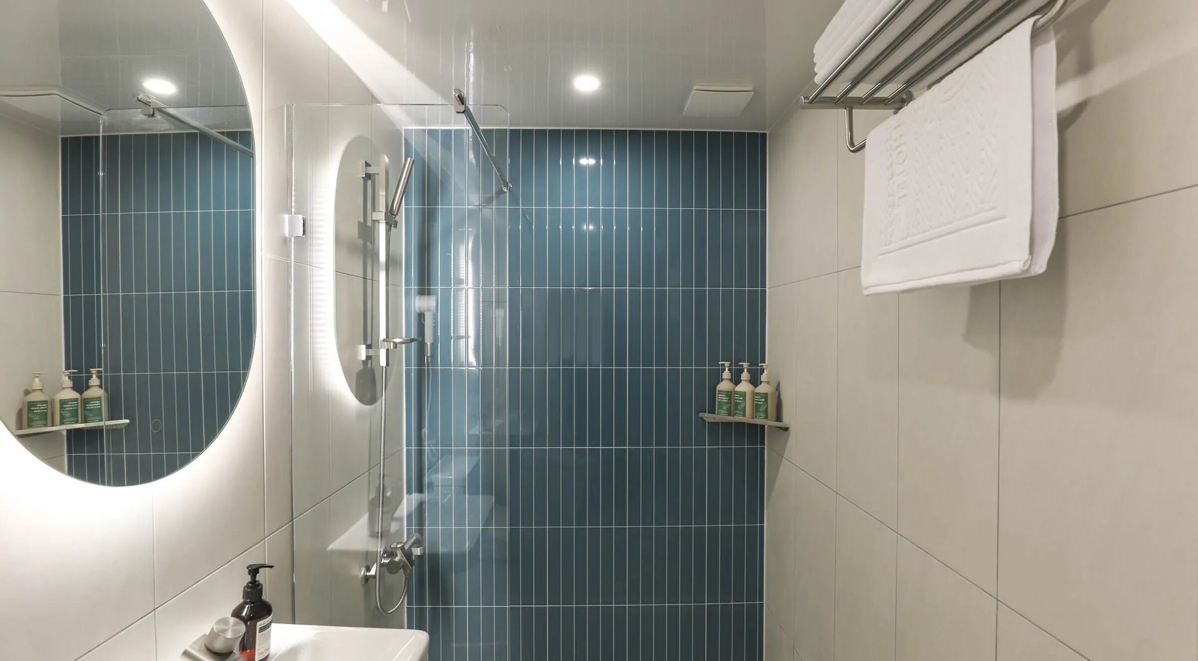 Douche, sèche-cheveux, serviettes fournies, savon