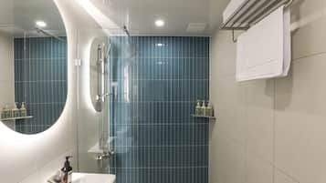 Douche, sèche-cheveux, serviettes fournies, savon