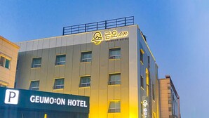 A hotel building with a sign reading 'GEUMO:ON HOTEL' and a parking sign below. - Hotel GEUMO on (Gumi)