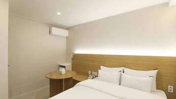 Quarto de hotel com cama, mesa de cabeceira e ar condicionado.