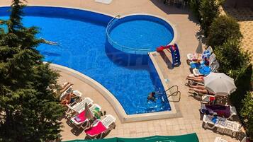 Una piscina al aire libre de temporada