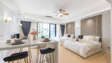Estudio, vista a la montaña | Servicio a la habitación
