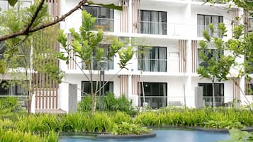 2 kolam renang terbuka