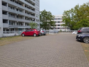 A parking area with a multi-story building in the background. - Kaiserslautern 3-Bedroom Apartment · Balcony · Full Kitchen · Sleeps 5 (Kaiserslautern)