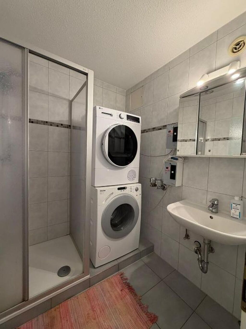 Shower, jetted tub, bidet, towels