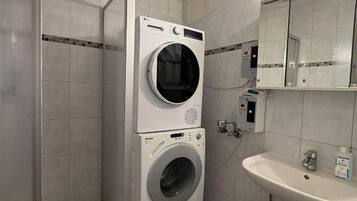 Shower, jetted tub, bidet, towels
