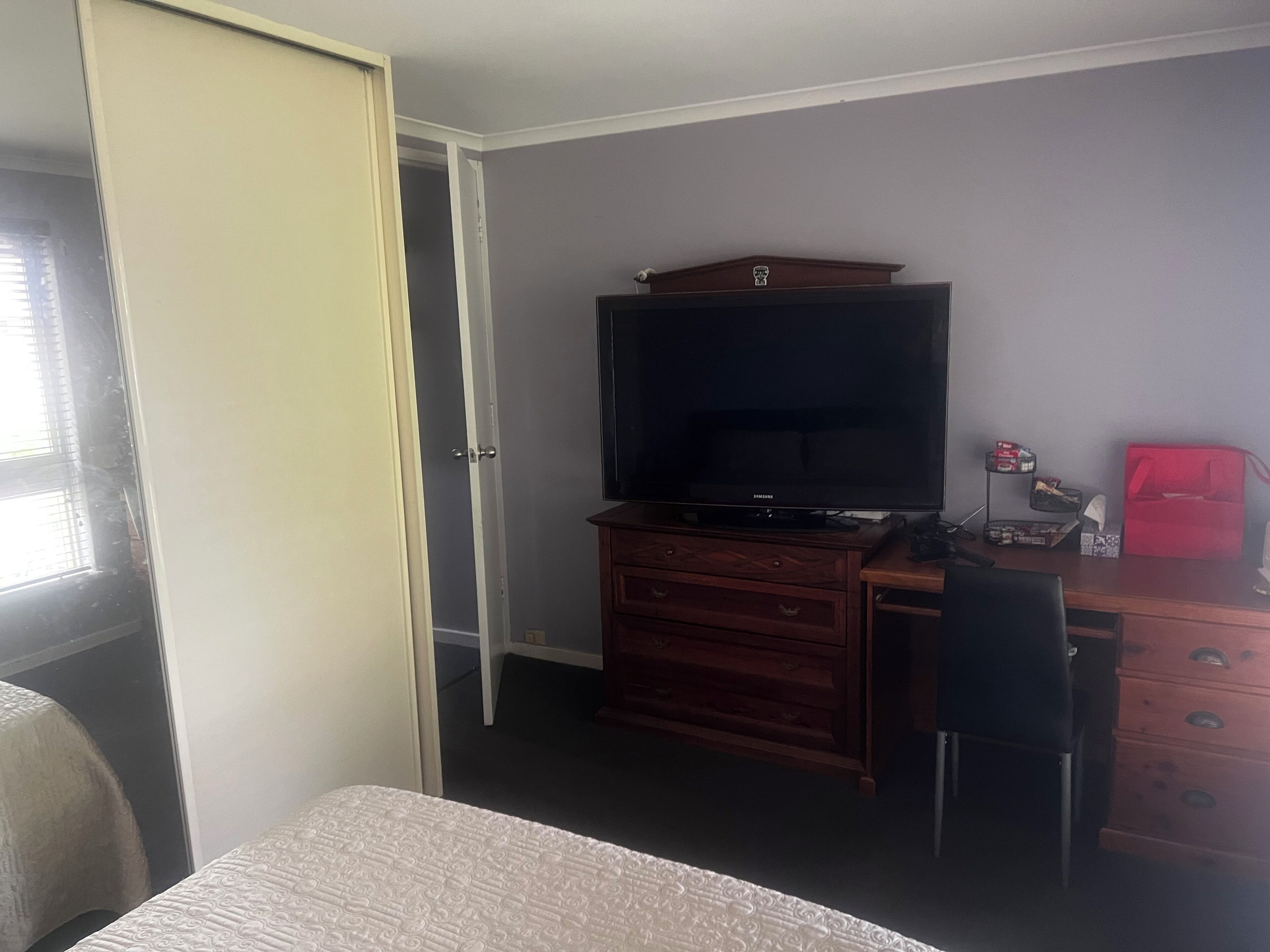 Een strijkplank/strijkijzer, wifi, beddengoed