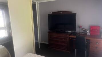 Een strijkplank/strijkijzer, wifi, beddengoed
