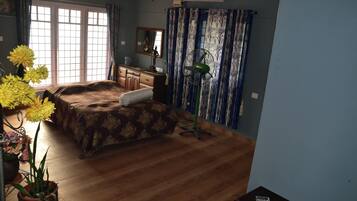 2 bedrooms, iron/ironing board, WiFi