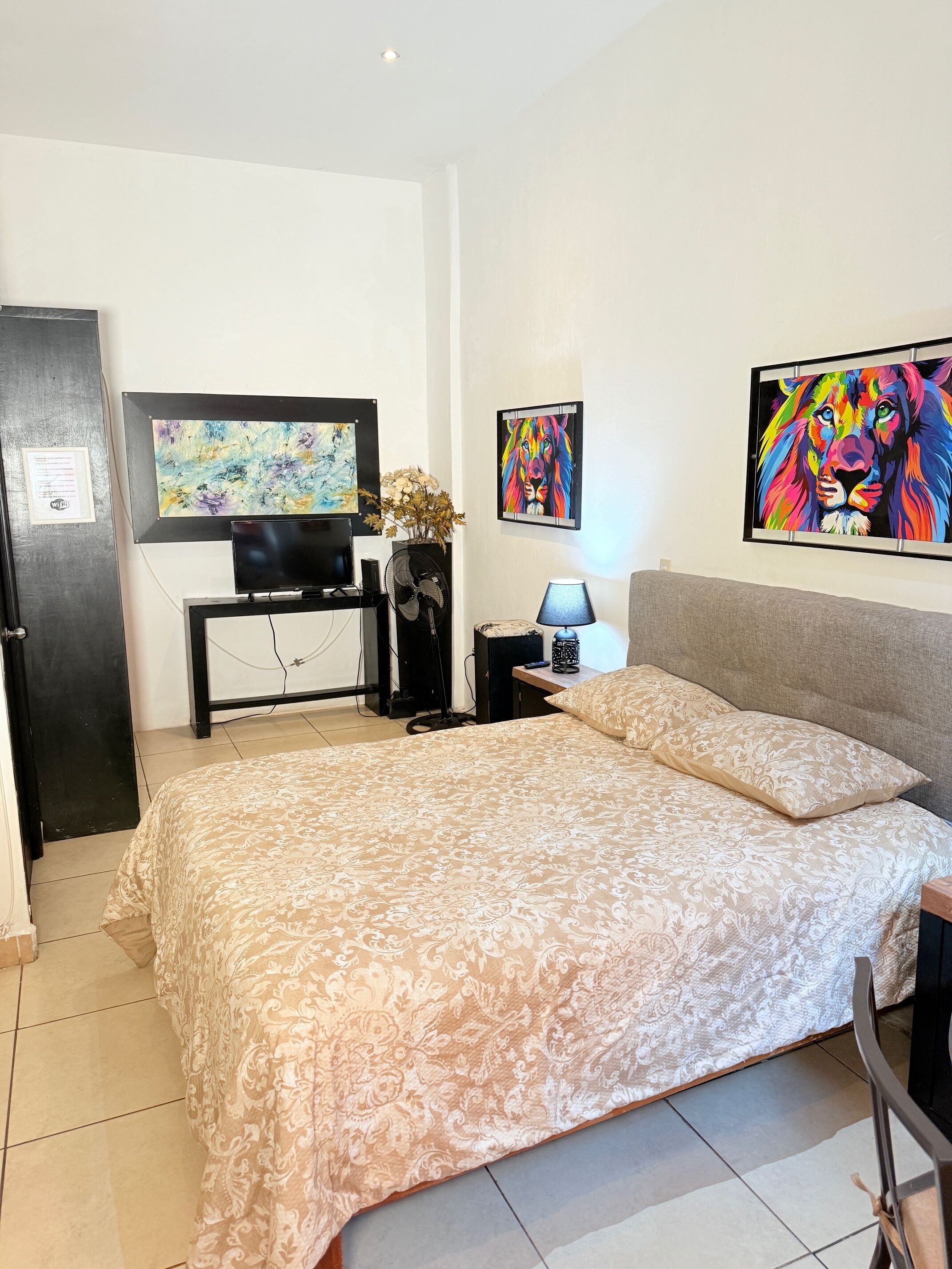 1 habitación, tabla de planchar con plancha, internet y ropa de cama 