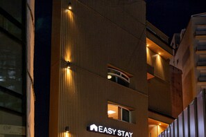 Un edifici amb el rètol 'EASY STAY', que indica un hotel.