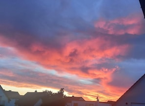 Un ciel au coucher du soleil, avec des nuages.