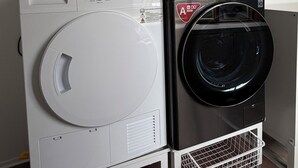 Two stacked laundry machines in a room with a wooden floor and white walls. - Ocean view in delightful Borgarnes with cool views and environment (Borgarnes)