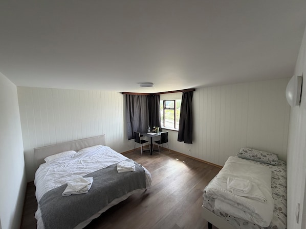 Une chambre à coucher avec un lit, un bureau et une fenêtre.