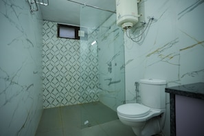 Een douche, handdoeken