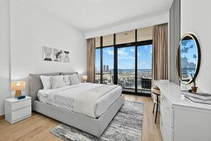 Apartment, Balcony, City View | Seterika/papan seterika, Wi-fi percuma 
