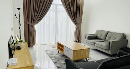 Oak & Ivory Home • Cozy Clean 3BR • 5km to Airport