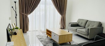 Oak & Ivory Home • Cozy Clean 3BR • 5km to Airport