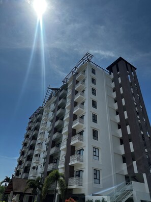 Un immeuble à plusieurs étages doté de balcons et d’un escalier.