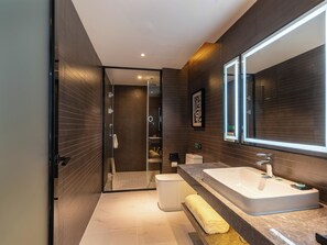 Suite panorámica, vista a la ciudad | Baño | Amenidades de baño gratuitas, secadora de cabello, pantuflas, toallas 