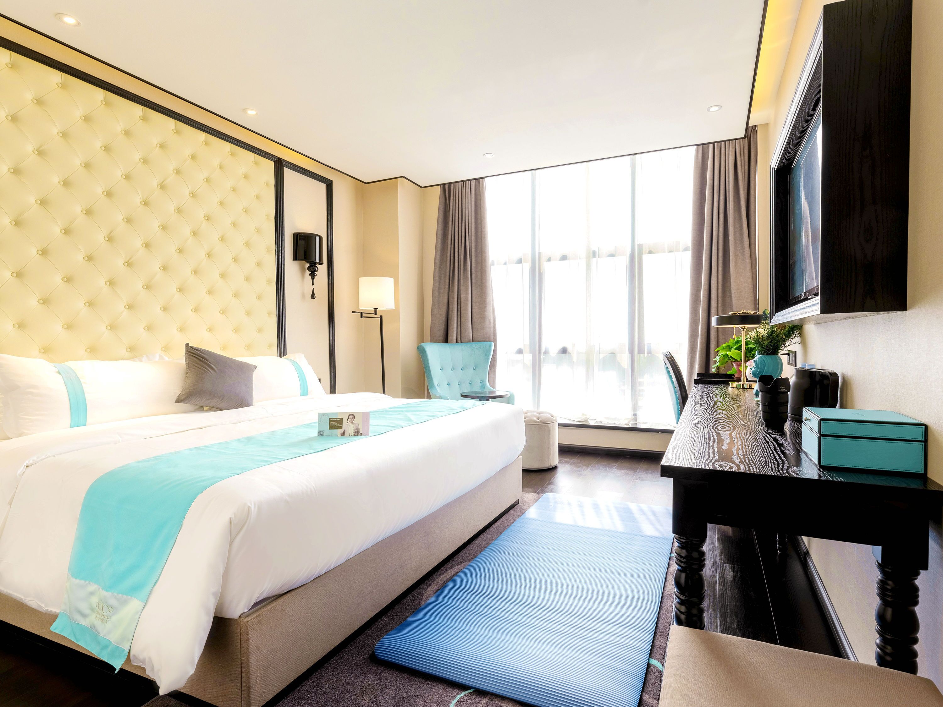 Suite de lujo, vista a la ciudad | Escritorio, espacio para trabajar con laptop y cortinas blackout 