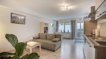 Eine moderne Wohnung mit Wohnzimmer, Essbereich und Küche.