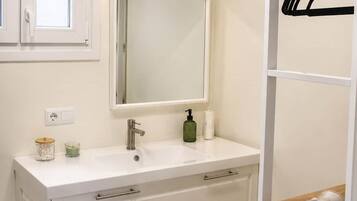 Regadera, secadora de cabello, bidet, toallas