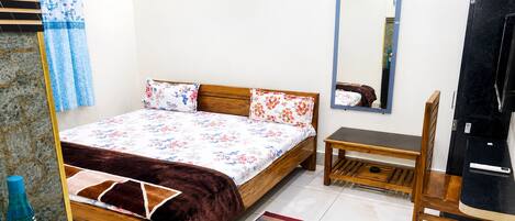 Quarto com cama, mesa de cabeceira, espelho e guarda-roupa.