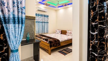 Deluxe Double Room | Desk, laptop workspace, free WiFi